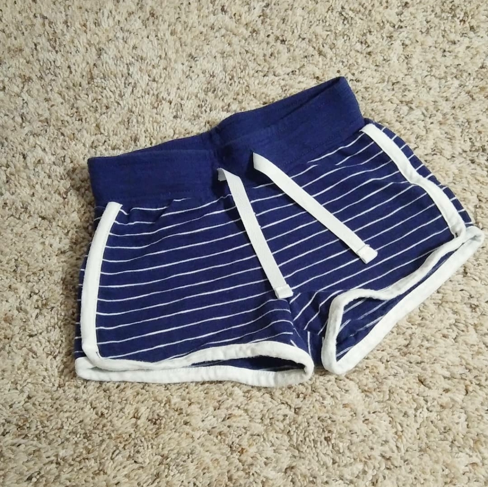 💜Baby girl blue and white striped shorts